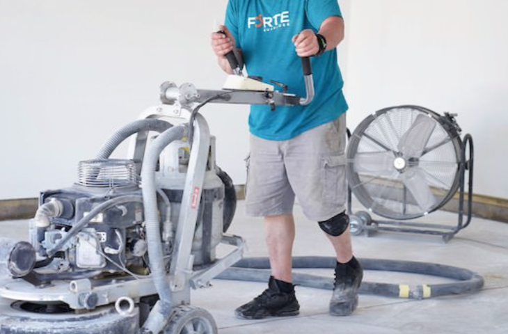 a man wearing a blue shirt that says forte on it