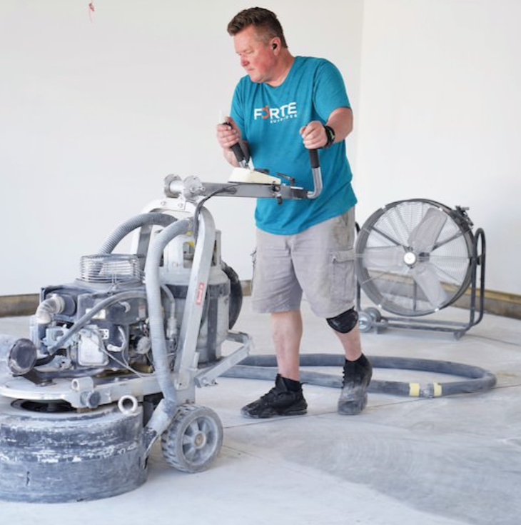 a man wearing a blue shirt that says forte on it